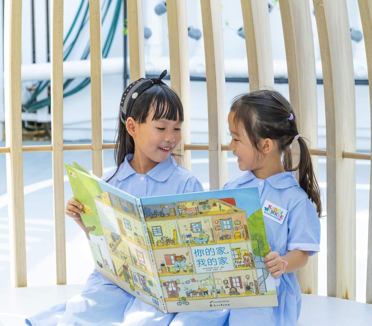 preschoolers reading outdoors