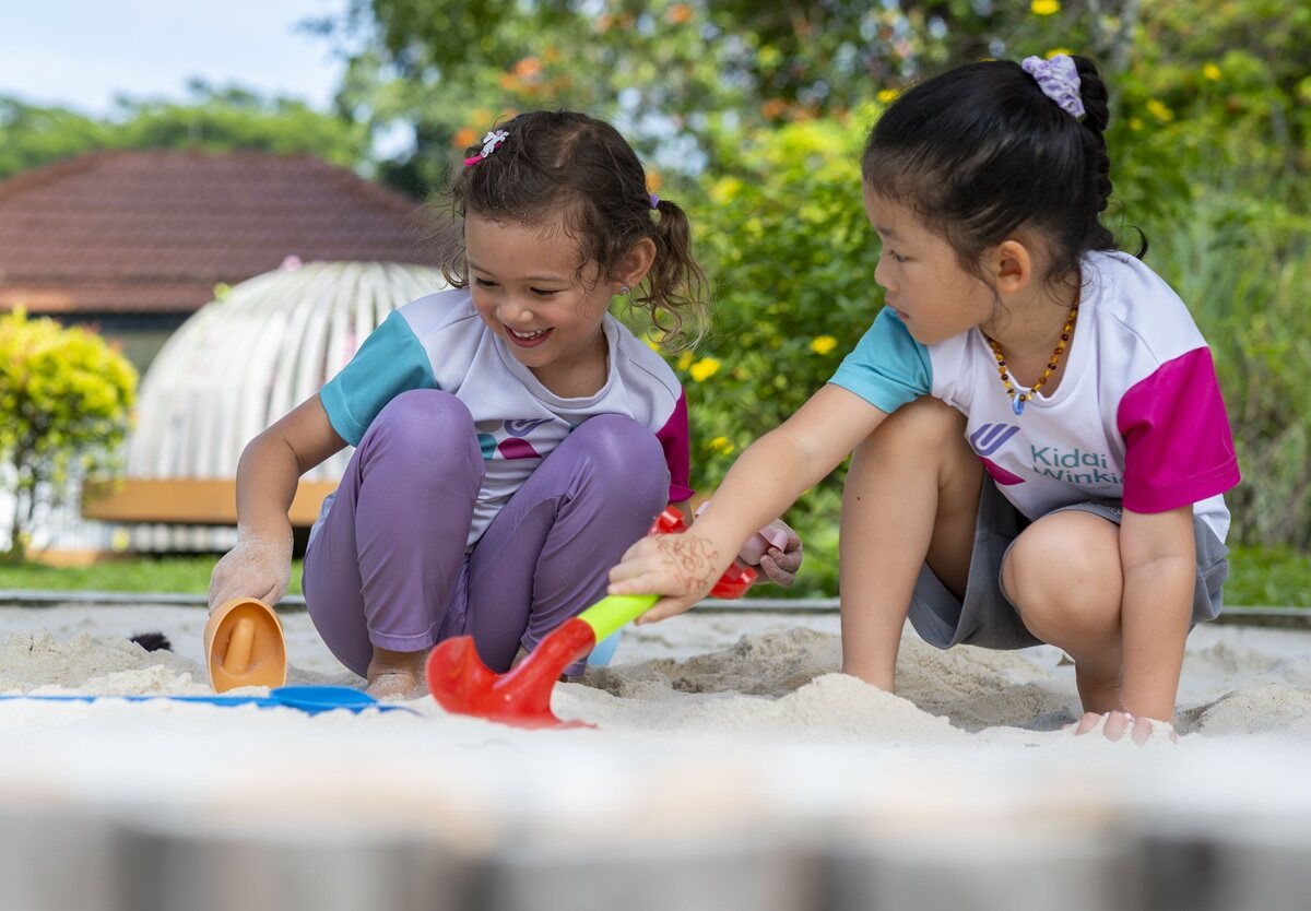 preschoolers sand play