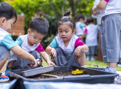 Outdoor Play Activities Preschoolers and Parents Can Enjoy Together